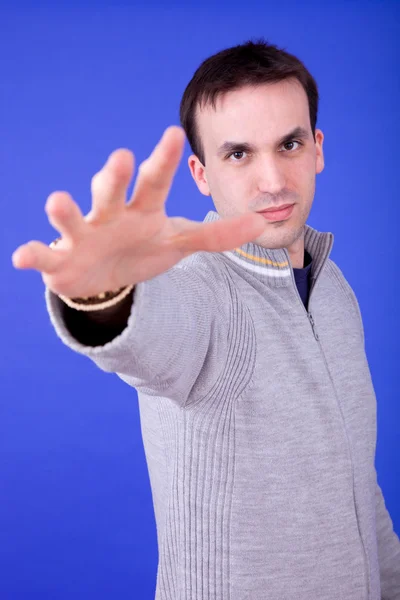 Ran casual jovem retrato sobre um fundo azul — Fotografia de Stock