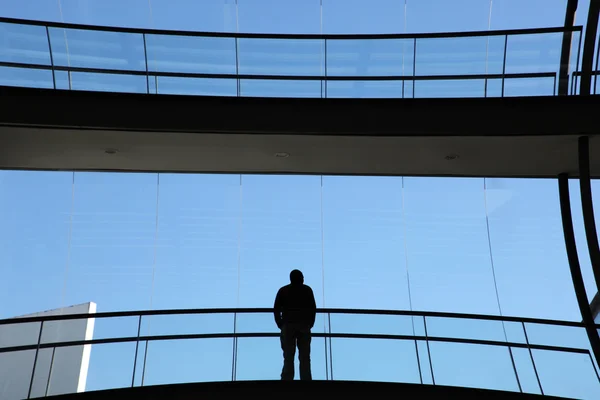Jonge man in een moderne kantoor-gebouw — Stockfoto