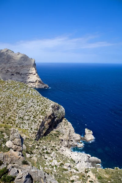 スペインのマヨルカ島の海岸にある岬の形成者 — ストック写真