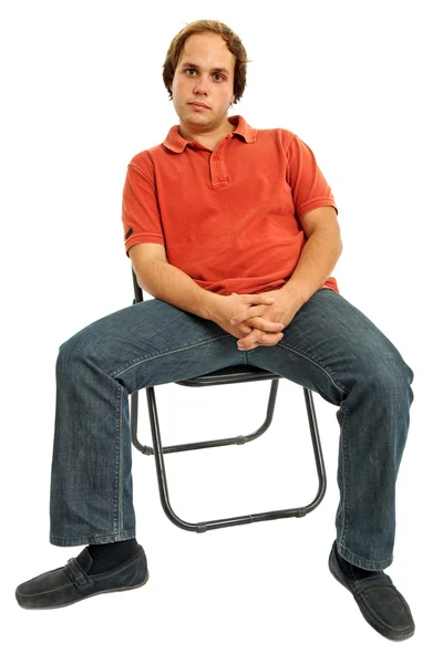Młody człowiek dorywczo na krześle, na białym tle — Zdjęcie stockowe