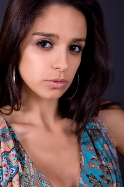 Mladá bruneta portrét proti černému pozadí — Stock fotografie
