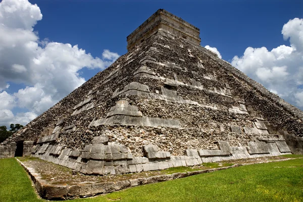 Antigua pirámide maya, Templo Kukulcan en Chichén Itzá, Yucatán, México —  Fotos de Stock