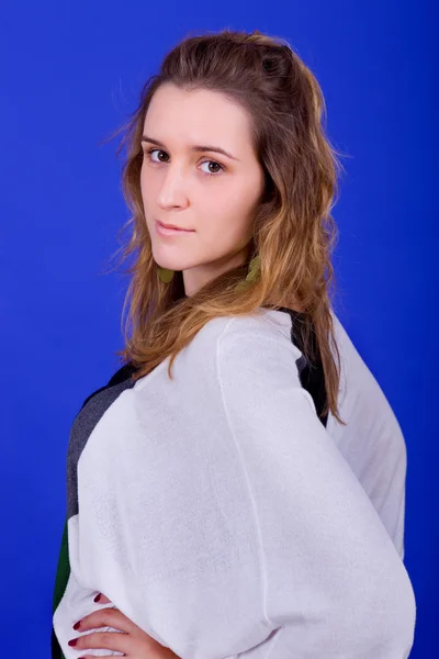 Joven mujer hermosa, sobre un fondo azul — Foto de Stock