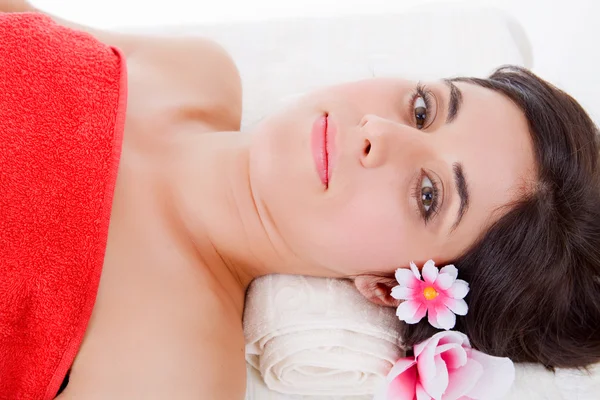 Beautiful young woman getting spa treatment — Stock Photo, Image