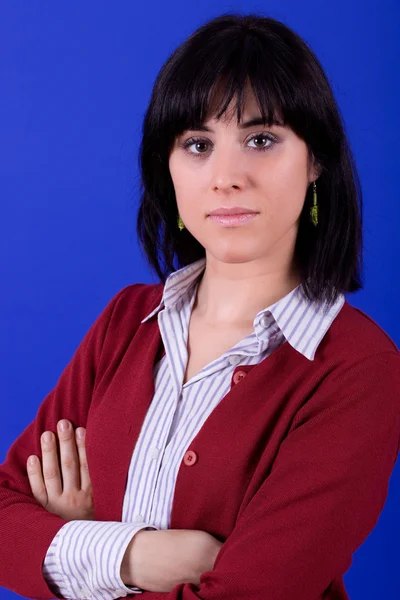 Jovem mulher bonita, em um fundo azul — Fotografia de Stock