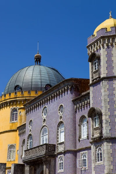 Мбаппе дворец Пены, в деревне Синтра, Лисбон, Португалия — стоковое фото