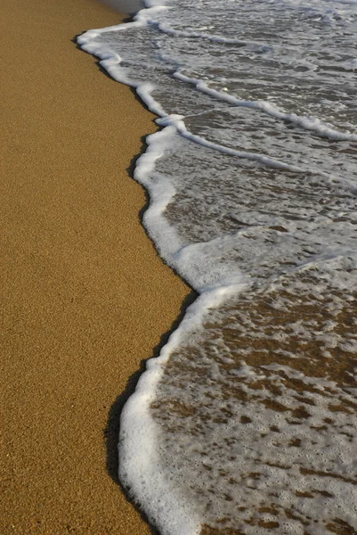 Vlna na pláži detail v písku — Stock fotografie
