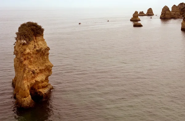 Rocas en el océano en el sur de Portugal — Foto de Stock