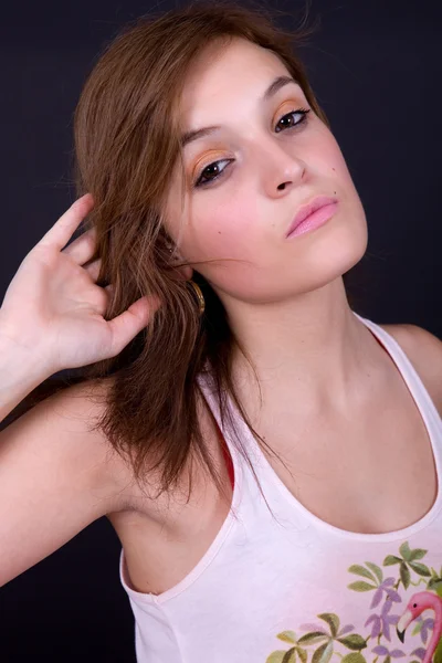 Een jonge mooie vrouw close-up portret — Stockfoto