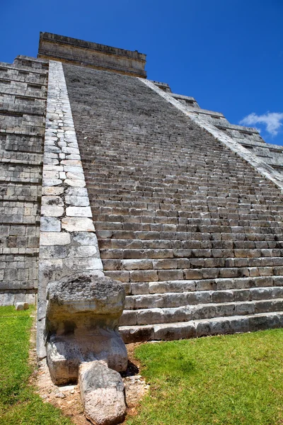Ancient Mayan temple detail at Chichen Itza — Stock Photo, Image