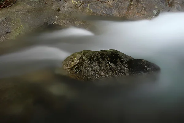 Longue exposition dans une rivière au nord du Portugal — Photo