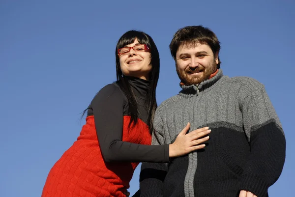 Jovem casal feliz com o céu como pano de fundo — Fotografia de Stock