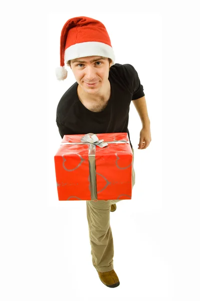 Молодий чоловік з капелюхом Санти тримає подарунок — стокове фото