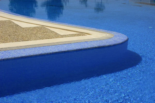 Piscina acqua blu in una giornata estiva — Foto Stock