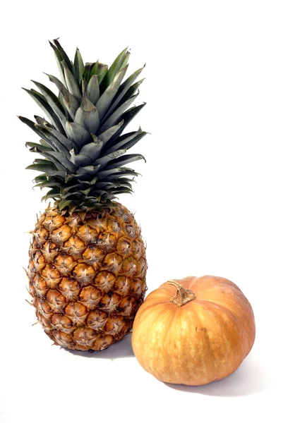 パイナップルと白い背景でカボチャ — ストック写真