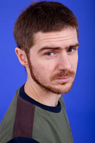 Jonge man portret over een blauwe achtergrond — Stockfoto