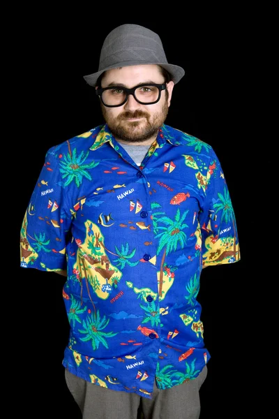 Junger glücklicher Mann mit hawaiianischem Hemd auf schwarzem Hintergrund — Stockfoto