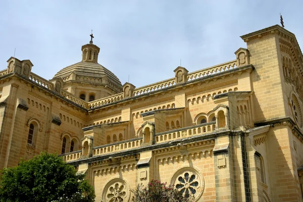 Antigua torre de la iglesia de malta detalle de la catedral — Foto de Stock