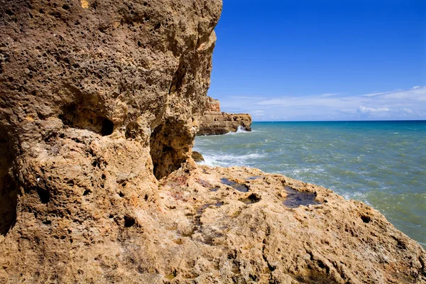 Skalnaté pobřeží algarve — Stock fotografie