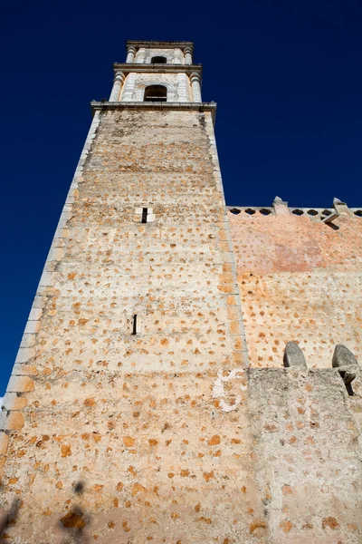 Koloniale Spaanse kerktorentje in valladolid — Stockfoto