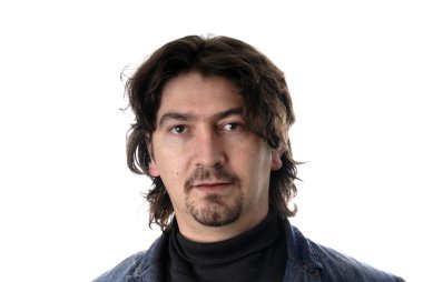 Beyaz arka planda genç casual adam portresi