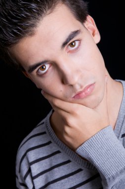 Sıradan bir genç portresi.