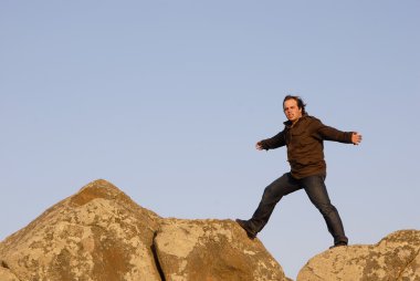 günbatımı ışığı açık kollar ile genç adam