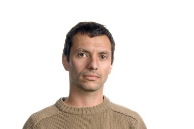 Beyaz arka planda genç casual adam portresi