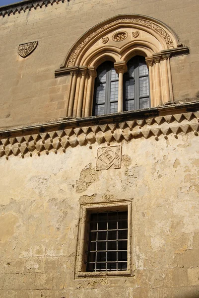 Janela gótica medieval de uma casa antiga — Fotografia de Stock