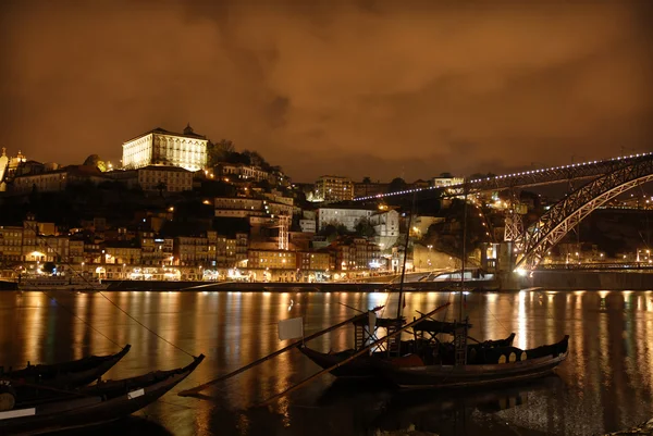 由夜在葡萄牙北部的波尔图镇 — 图库照片