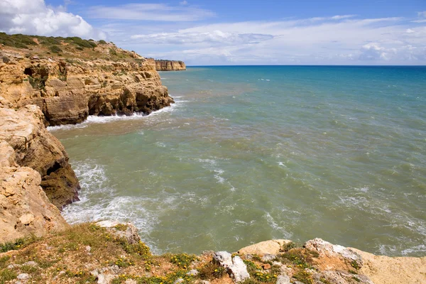 Costa rochosa de algarve — Fotografia de Stock