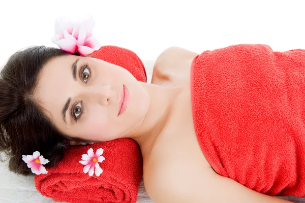 Hermosa mujer joven recibiendo tratamiento de spa — Foto de Stock