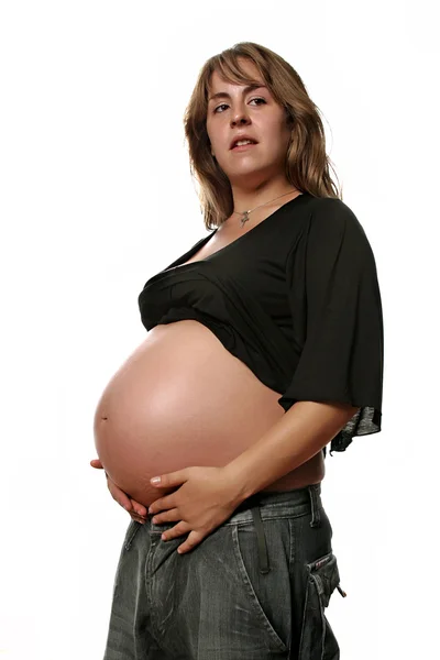 Jonge zwangere vrouw geïsoleerd op witte achtergrond — Stockfoto