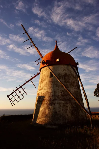 Azory starobylým větrným mlýnem na ostrově sao miguel — Stock fotografie