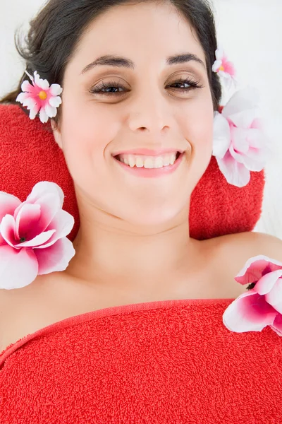 Bela jovem mulher recebendo tratamento de spa — Fotografia de Stock