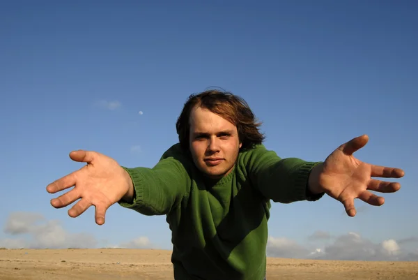 Homem de braços abertos com o céu como pano de fundo — Fotografia de Stock