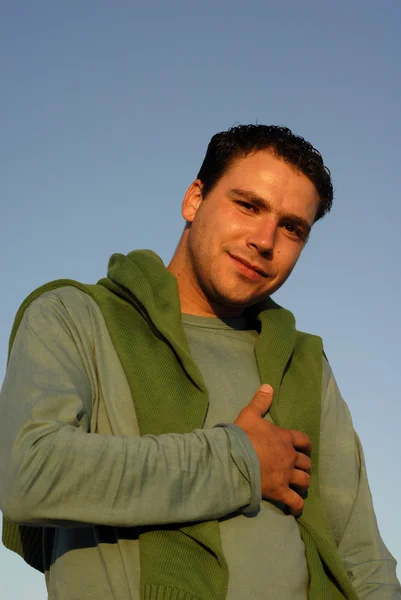 Retrato de hombre joven con el cielo — Foto de Stock