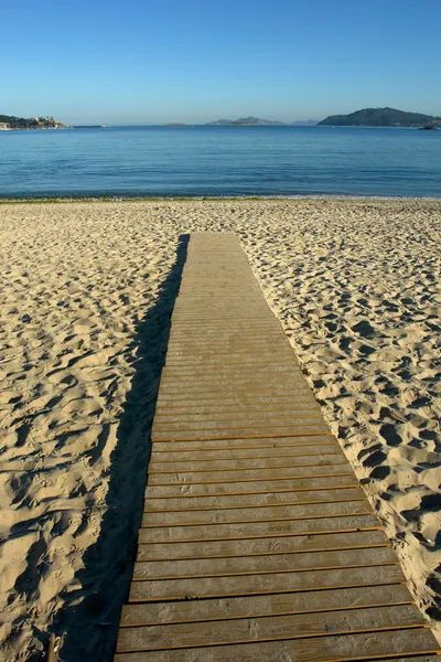 Camino de madera al agua en la playa — Foto de Stock