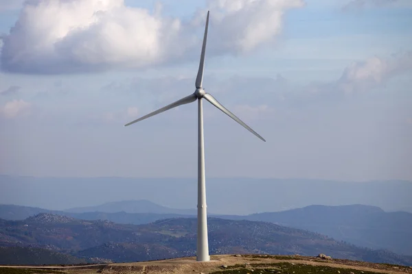 Vit vindkraftverk i toppen av berget — Stockfoto