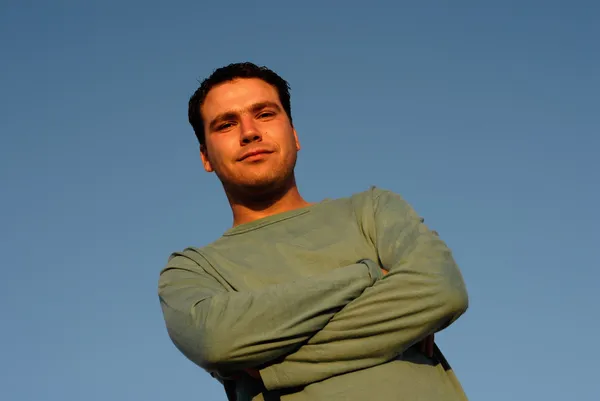 Retrato de jovem com o céu — Fotografia de Stock