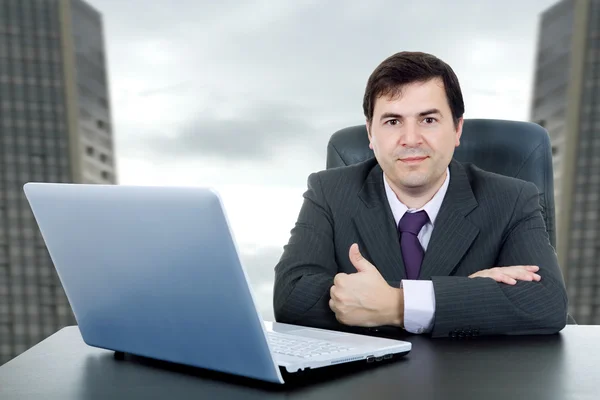 Junger Geschäftsmann arbeitet mit Laptop — Stockfoto