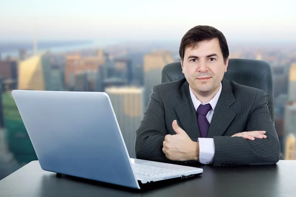 Young business man working with is laptop — Stock Photo, Image