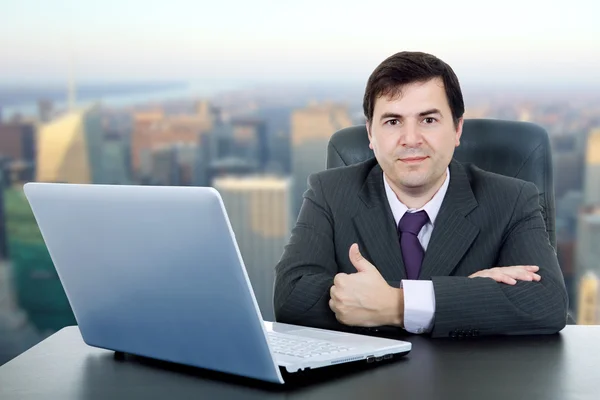 Joven hombre de negocios que trabaja con es portátil — Foto de Stock