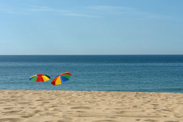Renkli plaj şemsiyeleri sahilde — Stok fotoğraf