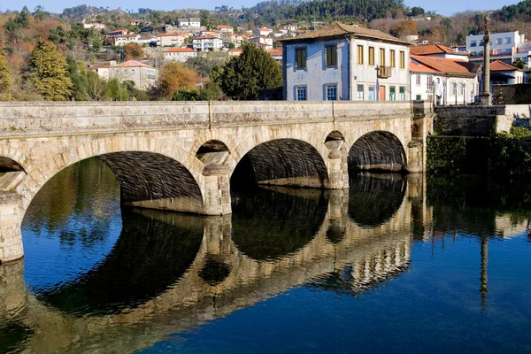 Ponte antiga e aldeia de Arcos de Valdevez — Fotografia de Stock