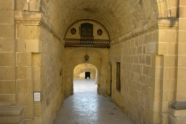 Porta antiga em um edifício velho na ilha de malta — Fotografia de Stock