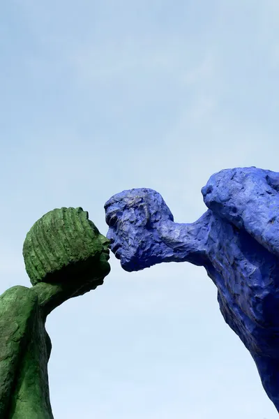 Couple of statues giving a kiss in prague — Stock Photo, Image