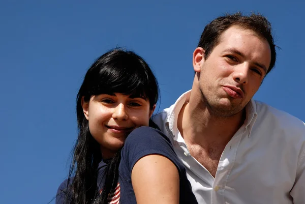 Retrato de casal jovem com o céu como fundo — Fotografia de Stock