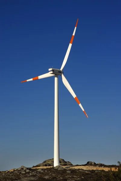 Moderna turbina eolica bianca — Foto Stock