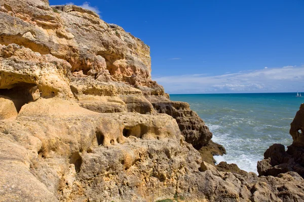 Skalnaté pobřeží algarve — Stock fotografie